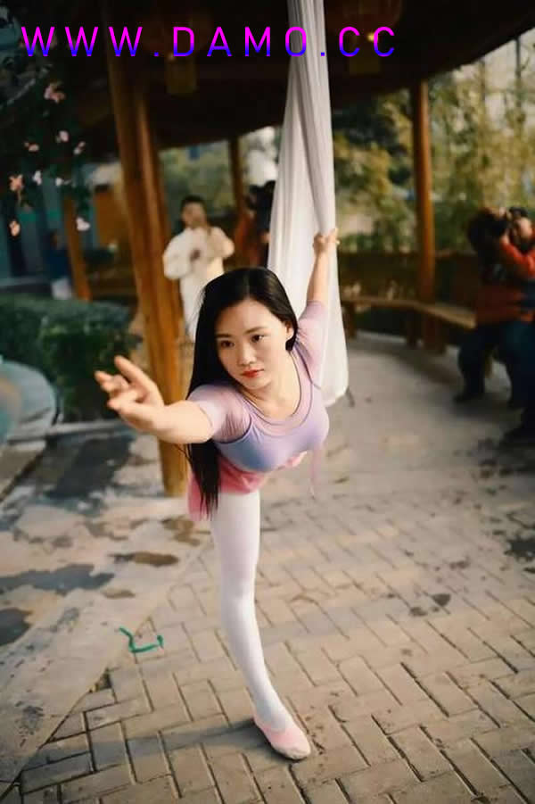 �٤